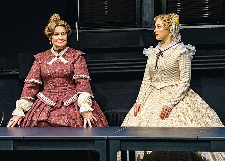 ПРЕСС-СЛУЖБА ТЕАТРА МОССОВЕТА Валентина Карева и Екатерина Девкина в спектакле «Замужняя невеста»