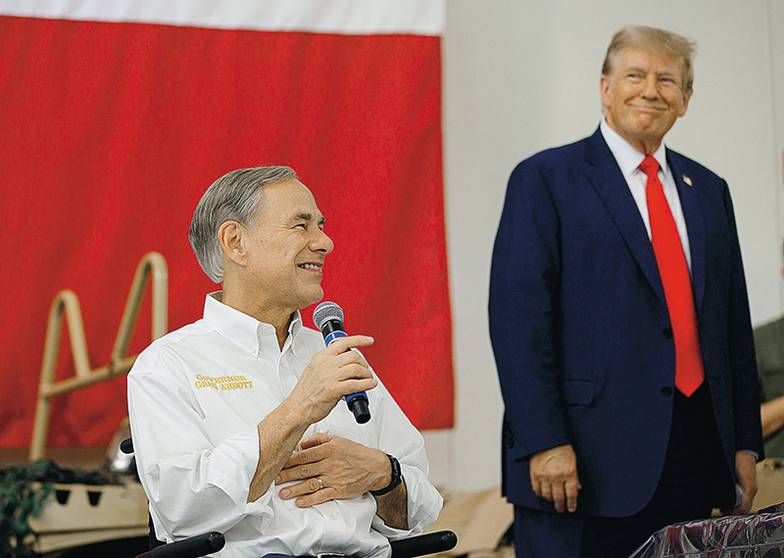 ICHAEL GONZALEZ VIA ZUMA PRESS WIRE Экс-президент США Дональд Трамп (справа) поддержал губернатора Техаса Грега Эбботта и пообещал начать  крупнейшую операцию в истории Америки по депортации нелегалов «через несколько мгновений после инаугурации»