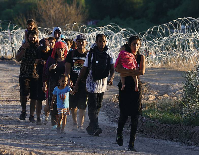 JERRY LARA/THE SAN ANTONIO EXPRESS-NEWS VIA AP По данным Таможенной и пограничной службы США, только в декабре прошлого года число нелегальных  мигрантов достигло рекордного уровня — 302 тыс. человек