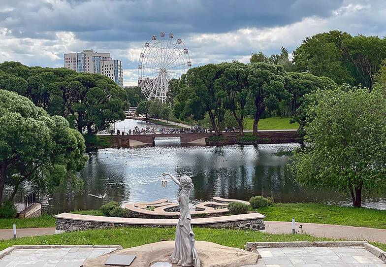 Фото предоставлено пресс-службой администрации Кировской области «НУЖНО ПОНЯТЬ, ЧЕМ МЫ ОТЛИЧАЕМСЯ ОТ ТАКИХ БРЕНДОВ, КАК БАЙКАЛ, АЛТАЙ ИЛИ КУРОРТЫ КРАСНОДАРСКОГО КРАЯ. ХОТИТЕ ПОСМОТРЕТЬ НА НАСТОЯЩУЮ РУССКУЮ ЗИМУ — ПРИЕЗЖАЙТЕ К НАМ. У НАС САМЫЕ КРАСИВЫЕ РАССВЕТЫ — А ГДЕ ВЫ ЕЩЕ РАССВЕТ ВСТРЕТИТЕ В ДВА ЧАСА НОЧИ?»