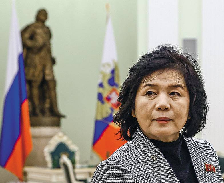 АРТЕМ ГЕОДАКЯН/POOL/ТАСС Министр иностранных дел КНДР Цой Сон Хи совершила трехдневный визит в Москву, в ходе которого провела  переговоры с российским коллегой Сергеем Лавровым, а затем и с президентом Владимиром Путиным