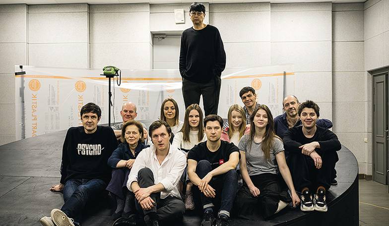 ВАДИМ ГОРТИНСКИЙ/ПРЕСС-СЛУЖБА ТЕАТРА НАЦИЙ В кастинге спектакля «Друзья» принимали участие 150 артистов. Режиссер остановился на тринадцати, среди которых Сергей Епишев, Олег Савцов, Александра Ревенко,  Кирилл Быркин и Эва Мильграм