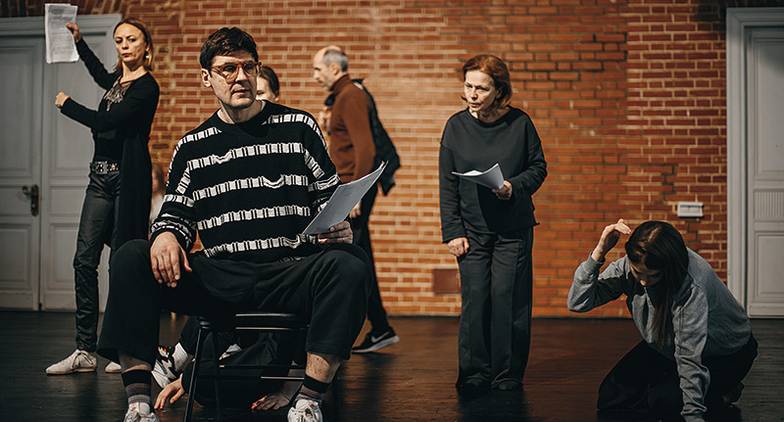 ВАДИМ ГОРТИНСКИЙ/ПРЕСС-СЛУЖБА ТЕАТРА НАЦИЙ Для постановки в Театре Наций Мотои Миура выбрал пьесу «Друзья» драматурга и писателя Кобо Абэ — одного из лидеров послевоенного японского авангарда, автора  романа «Женщина в песках»