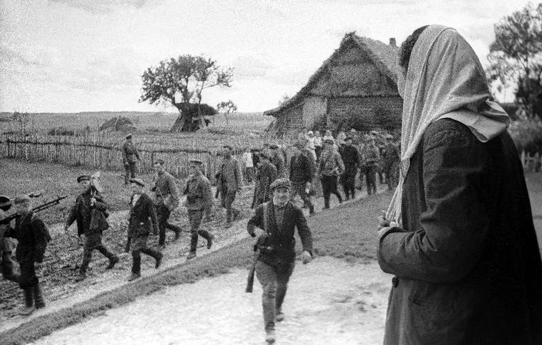 ФОТО: МИХАИЛ ТРАХМАН/ТАСС Через Суражские ворота за семь месяцев 1942 года удалось эвакуировать на восток около 200 тыс. мирных жителей