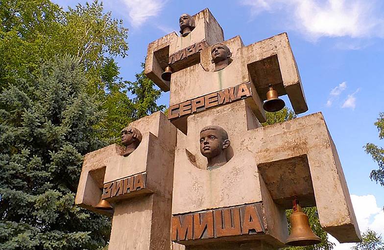  Памятник детям партизана Миная Шмырева, казненным фашистами, в белорусском городе Сураж