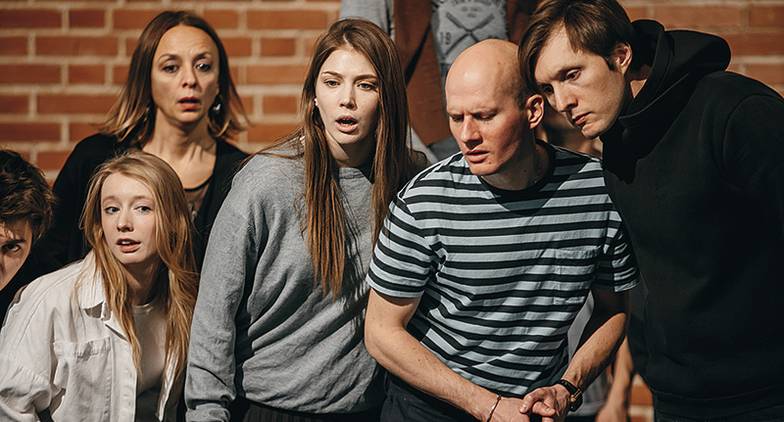 ВАДИМ ГОРТИНСКИЙ/ПРЕСС-СЛУЖБА ТЕАТРА НАЦИЙ Комедия «Друзья» написана в духе западноевропейского театра абсурда. В основе ее сюжета лежит странная ситуация: в квартире молодого мужчины внезапно поселяется  целое семейство из восьми человек