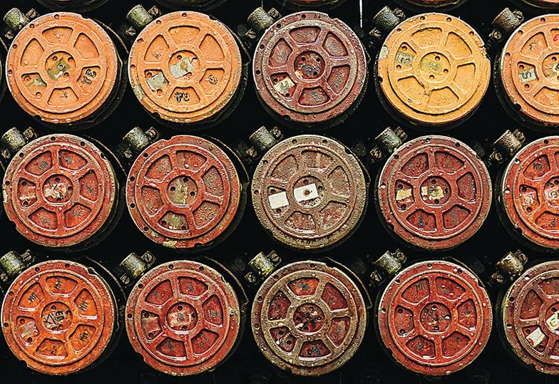 ТАСС Разница в объеме арсеналов приводит к очевидной  диспропорции на фронте. ВСУ выпускают примерно пять-шесть тысяч снарядов в день, тогда как ВС  РФ — около 20 тысяч, а в момент крупных операций — 50–60 тысяч