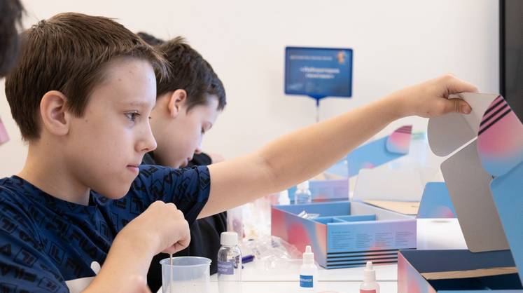 В Московском дворце пионеров 11-12 октября 2025 года в рамках Московского фестиваля науки «Наука начинается здесь!» можно было погрузиться в увлекательный мир науки и технологий, приняв участие в Детс