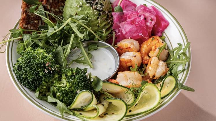 Заряжаем весенним настроением: La Raquette x «Логика молока» представляют энергичное меню