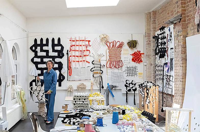  Хелла Йонгериус в мастерской