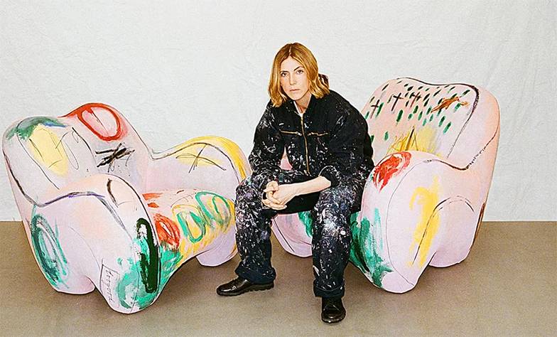  Фэй Тугуд c проектом мебели