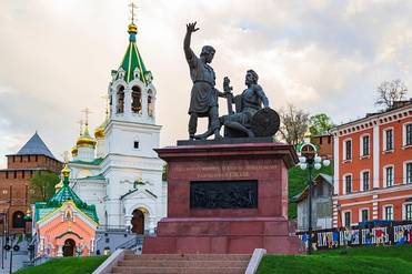 Фото: Алексей Трефилов/CC BY-SA 4.0 Памятник Минину и Пожарскому на фоне Кремля и церкви Иоанна Предтечи, Нижний Новгород