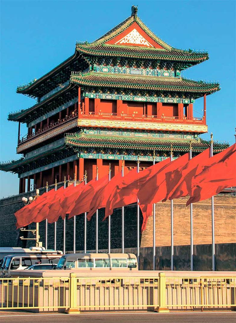 ТАСС Флаги на фоне караульной башни ворот Цяньмэнь (Чжэнъянмэнь) на площади Тяньаньмэнь, украшенной в преддверии XX съезда Коммунистической партии Китая