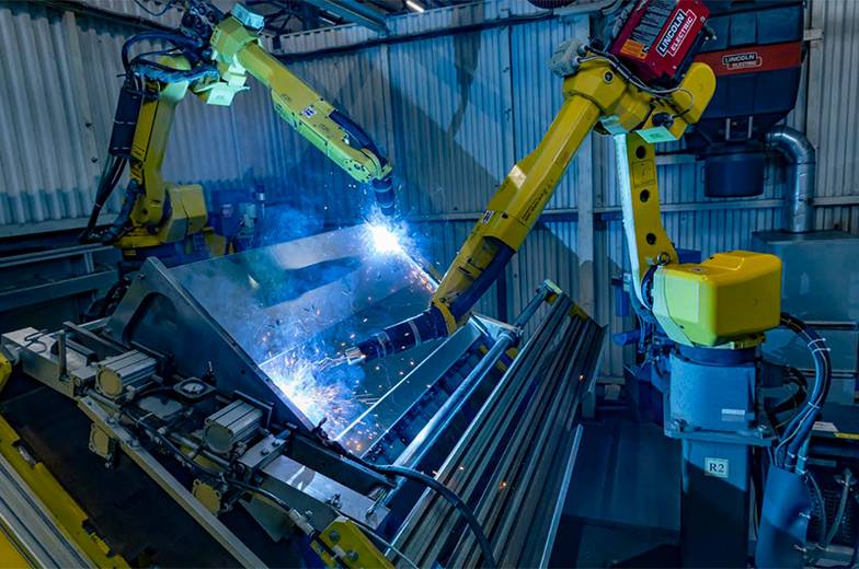 ПРЕДОСТАВЛЕНО КОМПАНИЕЙ «СИСТЭМ ЭЛЕКТРИК» На заводе работают роботы-сварщики