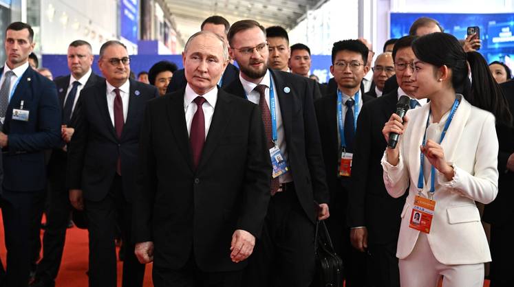 Путину рассказали о первом рожденном в России детеныше большой панды