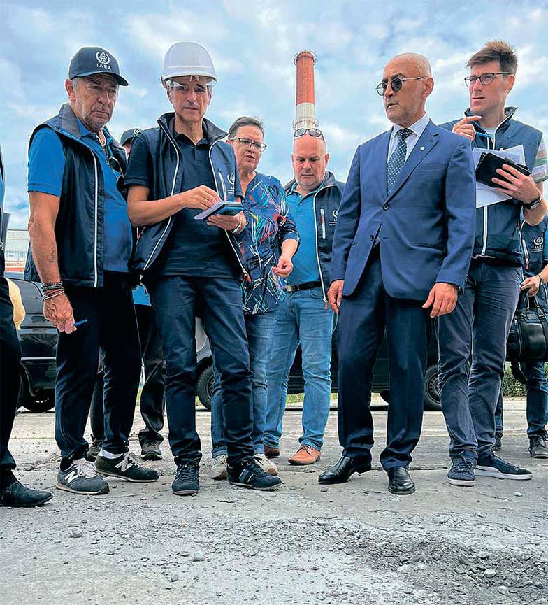 PHOTO BY D. CANDANO LARIS/IAEA VIA ABACAPRESS Генеральный директор МАГАТЭ Рафаэль Гросси (второй слева) вместе с инспекторами агентства прибыл на ЗАЭС 1 сентября