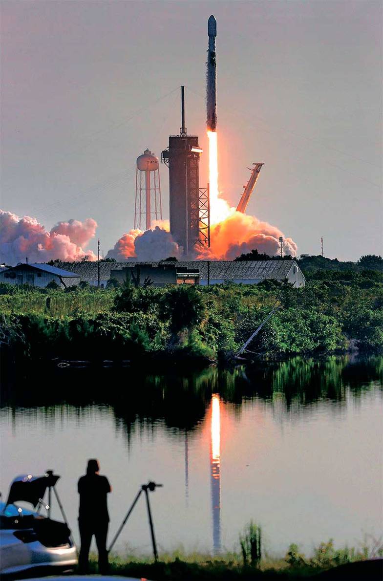 JOE BURBANK/TNS VIA ZUMA Россия пока отстает с запусками спутников связи. На фото: запуск в 2020 году аппаратов для сети «космическо- го интернета» Starlink в США