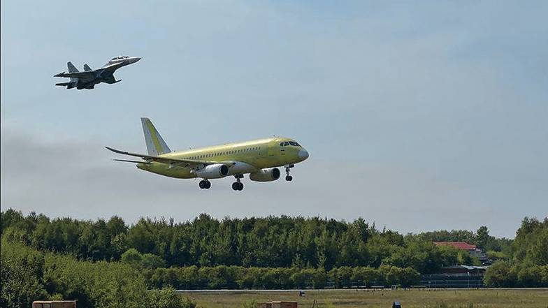 ПРЕСС-СЛУЖБА ПАО «ОАК»/ТАСС Первый полет импортозамещенной версии «Суперджета», лайнера SJ-100, 29 августа 2023 года. Борт оснащен пока прежними, франко-российскими двигателями SaM-146