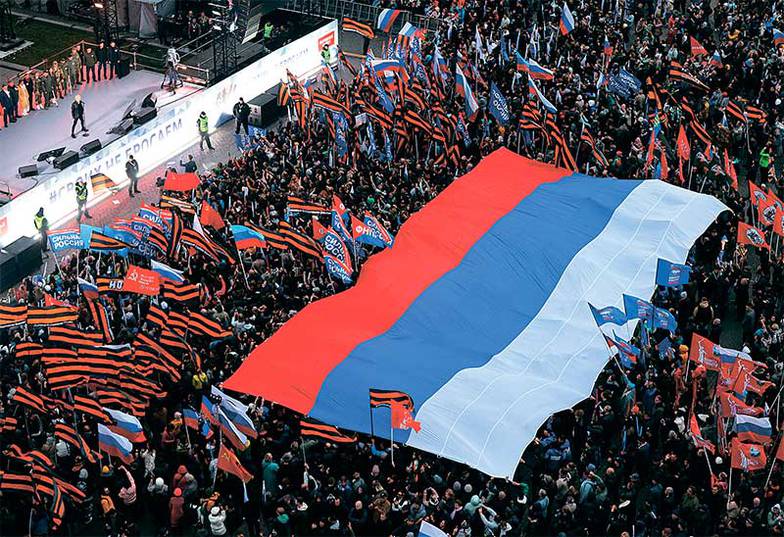 АНТОН НОВОДЕРЕЖКИН/ТАСС В Москве митинг-концерт на Красной площади собрал более 100 тысяч человек. Мероприятие назвали «Выбор людей: Вместе навсегда!»