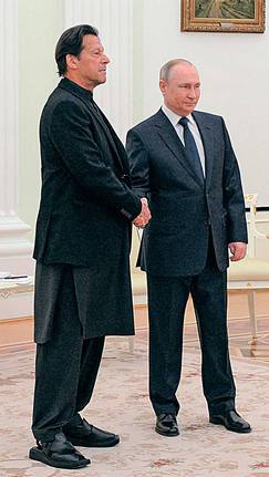 МИХАИЛ КЛИМЕНТЬЕВ/ПРЕСС-СЛУЖБА ПРЕЗИДЕНТА РФ/ТАСС Премьер-министр Пакистана Имран Хан (слева) и президент России Владимир Путин после переговоров в Кремле 24 февраля 2022 года