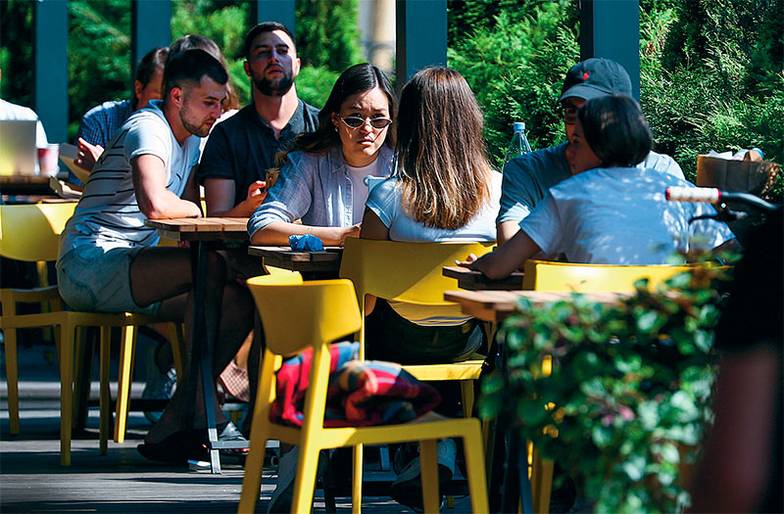 АНТОН НОВОДЕРЕЖКИН/ТАСС В 2023 году россияне начали тратить больше денег на кафе и рестораны