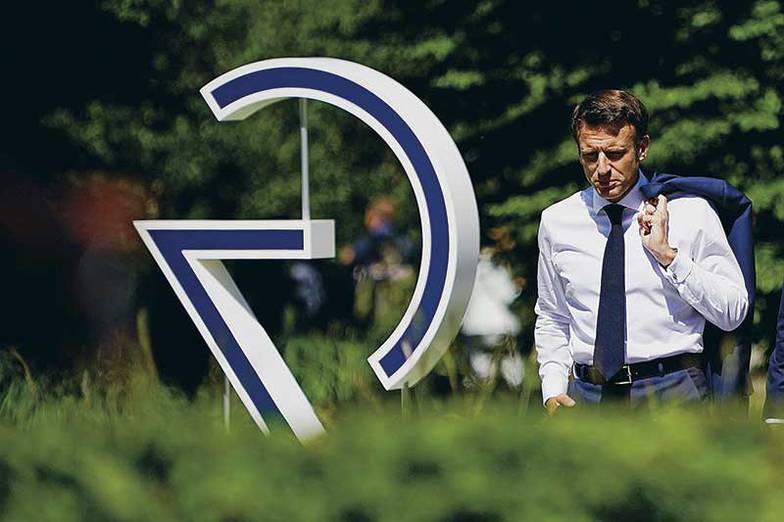 TASS Журналисты случайно зафиксировали разговор Макрона с президентом США Джо Байденом, в ходе которого французский президент заявил, что добыча нефти в ОАЭ находится на максимуме ее возможностей, а Саудовская Аравия сможет добавить на мировой рынок не более 150 тыс. баррелей в сутки