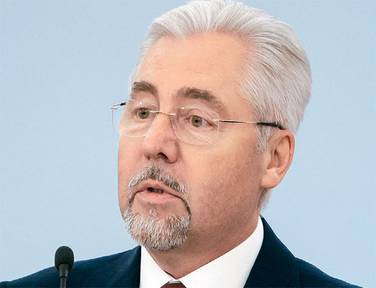 TASS Президент России Владимир Путин поздравляет с вручением Государственной премии главного врача больницы им. С. П. Боткина Алексея Шабунина