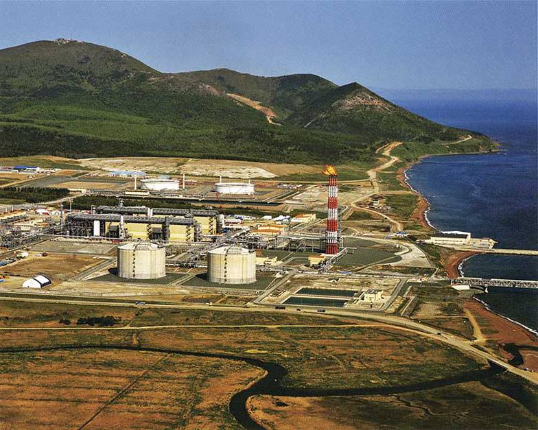 «САХАЛИН-2». НОВЫЕ ИЗМЕРЕНИЯ БУДУЩЕГО. SAKHALIN ENERGY INVESTMENT COMPANY LTD., 2008 Первенец российской СПГ-индустрии — завод по сжижению газа в Пригородном на юге Сахалина