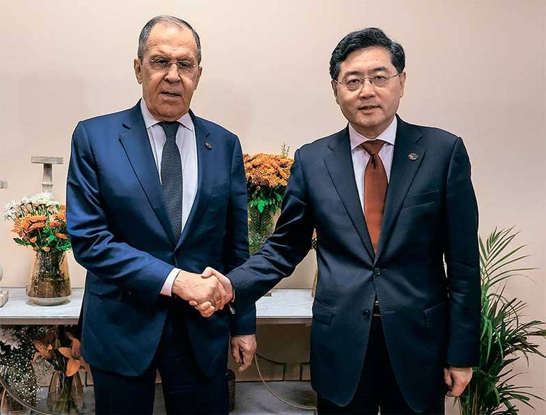 ПРЕСС-СЛУЖБА МИД РФ/ТАСС Министр иностранных дел РФ Сергей Лавров (слева) и министр иностранных дел КНР Цинь Ган