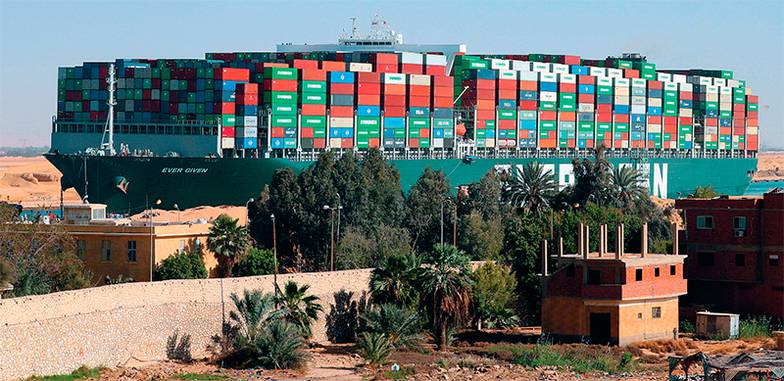 KHALED ELFIQI/EPA Виновником происшествия в Суэцком канале стал один из самых больших в мире контейнеровозов Ever Given, который имеет в длину почти 400 метров (это больше, чем высота зданий в «Москва-сити») и грузоподъемность более 200 тыс. тонн (15 железнодорожных составов)