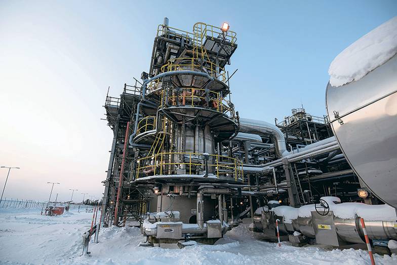 ДАРЬЯ АНТОНОВА (С) ИА REGNUM Немногочисленные промышленные гринфилды Дальнего Востока кажутся творением инопланетян на фоне окружающих безлюдных пространств. На фото: Объединенный береговой технологический комплекс (ОБТК) компании «Сахалин Энерджи» на северо-востоке Сахалина