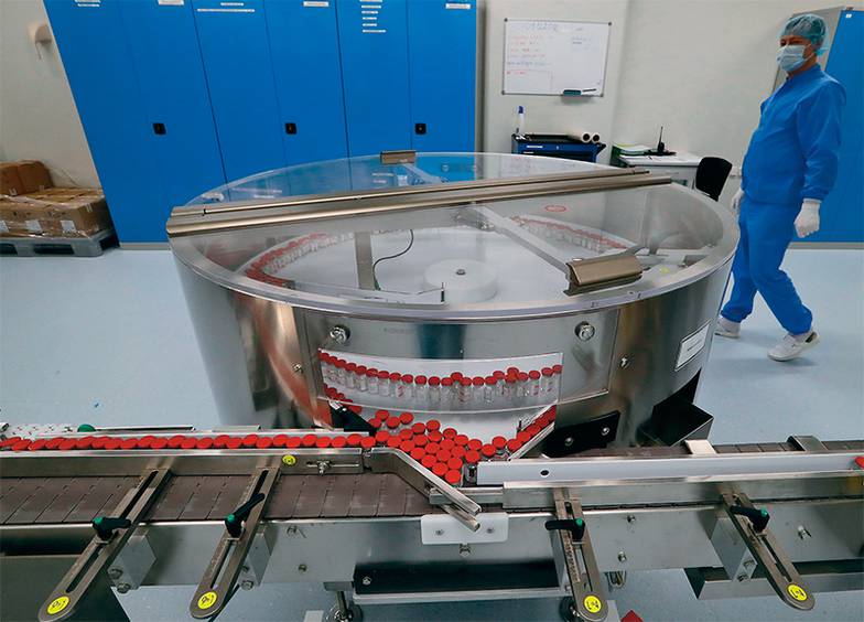 EPA/ANATOLY MALTSEV/ТАСС На начало марта в стране было произведено около 8 млн доз обоих компонентов вакцины «Гам-КОВИД-Вак», а до конца месяца ожидается почти вдвое больше