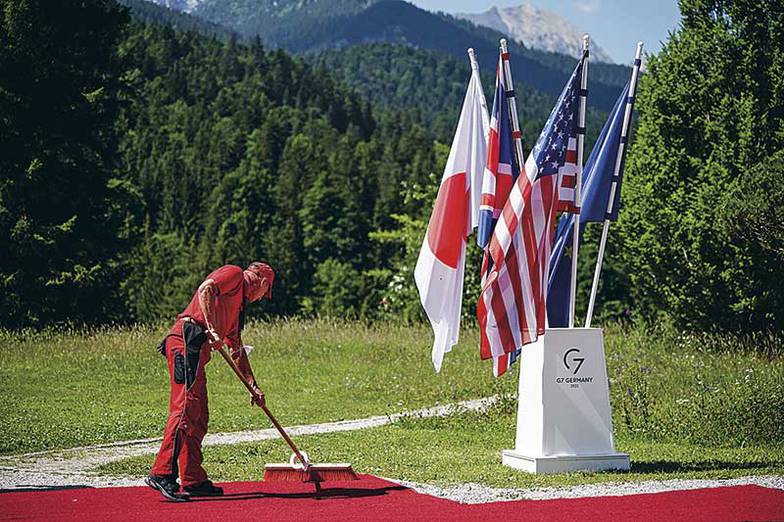 EPA/CLEMENS BILAN На саммите G7 не было принято ни одного конкретного решения о введении новых санкций в отношении России