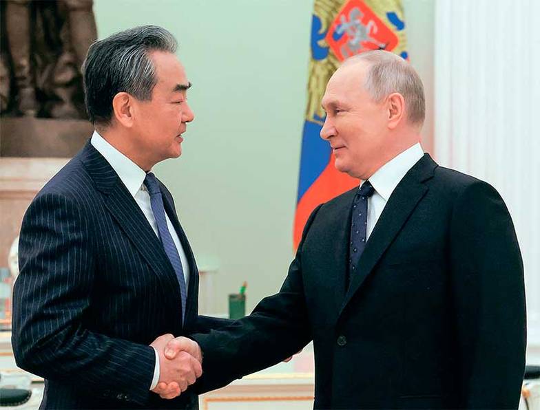 АНТОН НОВОДЕРЕЖКИН/ТАСС 22 февраля 2023 года президент России Владимир Путин принял в Кремле члена Политбюро ЦК КПК, заведующего канцелярией ЦК КПК по иностранным делам Ван И