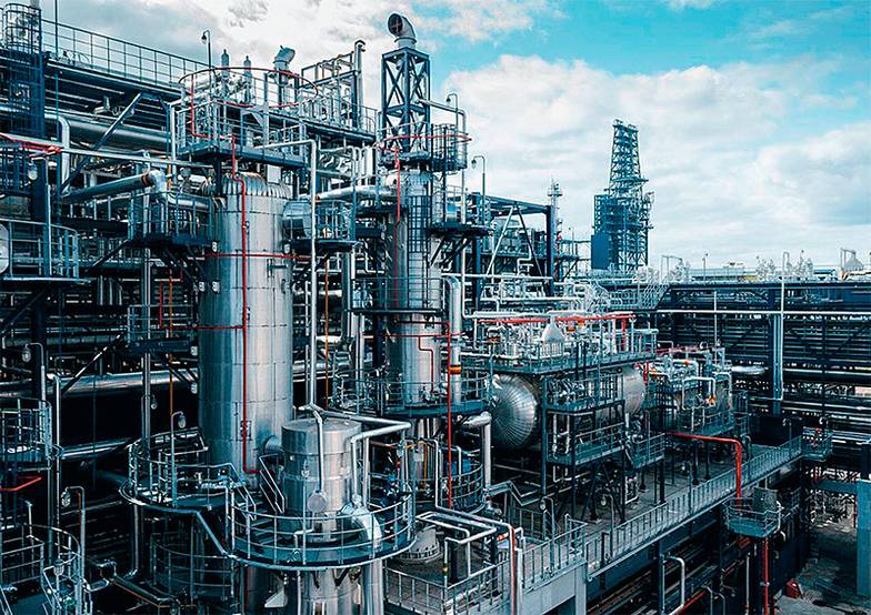 GAZPROM-NEFT.RU Рынок бензина чрезвычайно чувствителен к росту как внутреннего, так и внешнего спроса (на фото: Омский НПЗ «Газпром нефти»)