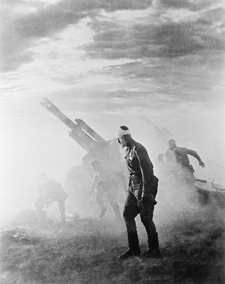 ЭММАНУИЛ ЕВЗЕРИХИН/ТАСС Артподготовка перед штурмом немецких укреплений на Донецком кряже