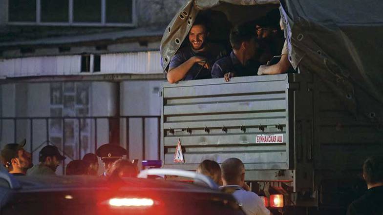 СТРИНГЕР/ТАСС Россия, Республика Дагестан, Махачкала. Мобилизованные в районных военкоматах заезжают на территорию Республиканского сборного призывного пункта