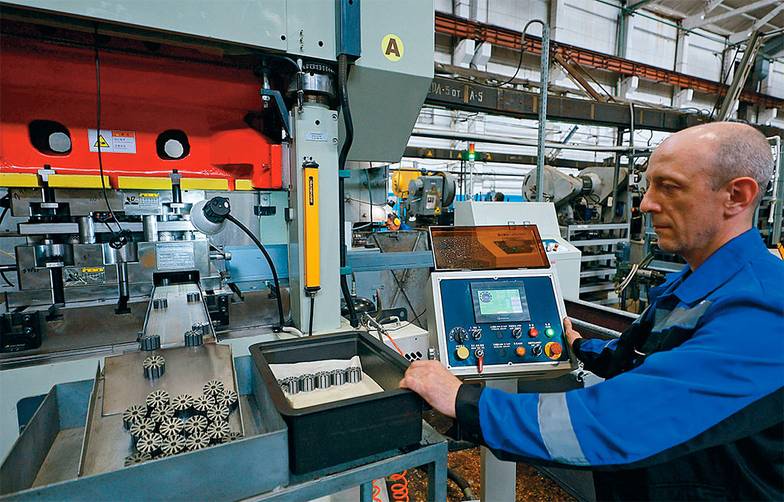 ВЛАДИМИР СМИРНОВ/ТАСС Среди наиболее серьезных ограничений развер- нувшегося машиностроительного бума — острый дефицит работников нужных специальностей и квалификации