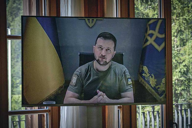 DPA/PICTURE-ALLIANCE Президент Украины Владимир Зеленский выступал по видеосвязи на обоих саммитах. Просил оружия и денег