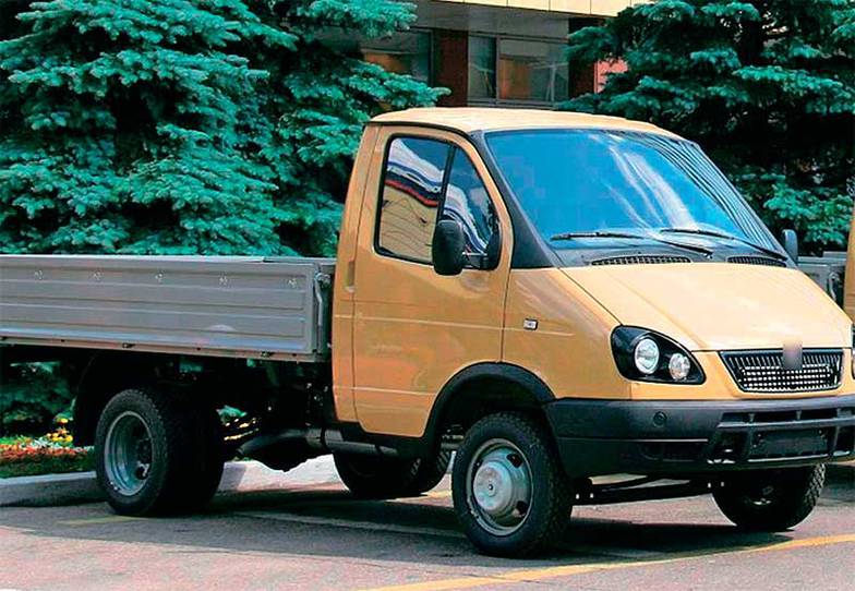  «Газель-эконом» 2009 года — без тента, окрашенная дешевой эмалью, с фарами от ВАЗ-2106 и подфарниками от КамАЗа, без ГУРа, с упрощенным салоном и дешевым двигателем. Зато в полтора раза дешевле, чем тогдашняя базовая модель