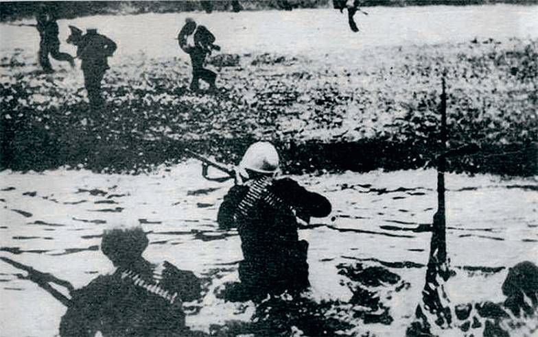  Морские пехотинцы форсируют реку Миус