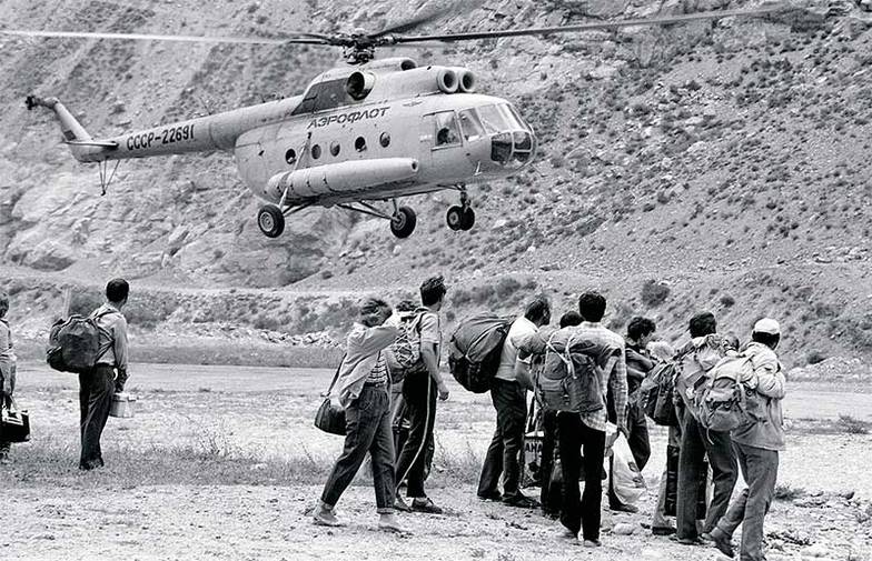 ЖУКОВ СЕРГЕЙ /ФОТОХРОНИКА ТАСС В нашей стране столько «медвежьих углов», где по-прежнему живут и работают люди, что оптимальным вариантом обеспечения их транспортной доступности является не самолет, а вертолет