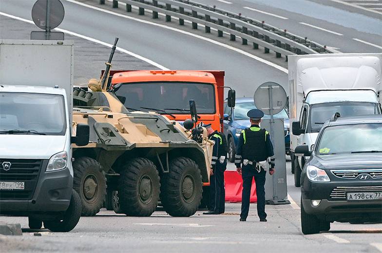 TASS На ряде трасс у Москвы выставлялись патрули и заслоны, но рубеж обороны проходил по Оке