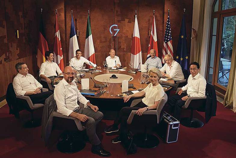 AP PHOTO/MARKUS SCHREIBER, POOL/ТАСС Включив в группу G7 президента Еврокомиссии и главу Евросовета, США понизили переговорный статус Франции, Германии и Италии, заставляя «европейских тяжеловесов» идти в фарватере внешней политики ЕС, которая, скорее, ориентируется на точку зрения Вашингтона, нежели на пожелания Парижа, Берлина или Рима