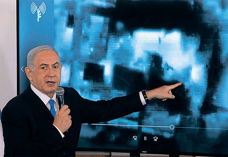 SEBASTIAN SCHEINER /AP/TASS Нетаньяху сначала говорил, что «операция будет идти столько, сколько нужно», но после разговора с Байденом, по сути, объявил одностороннее перемирие