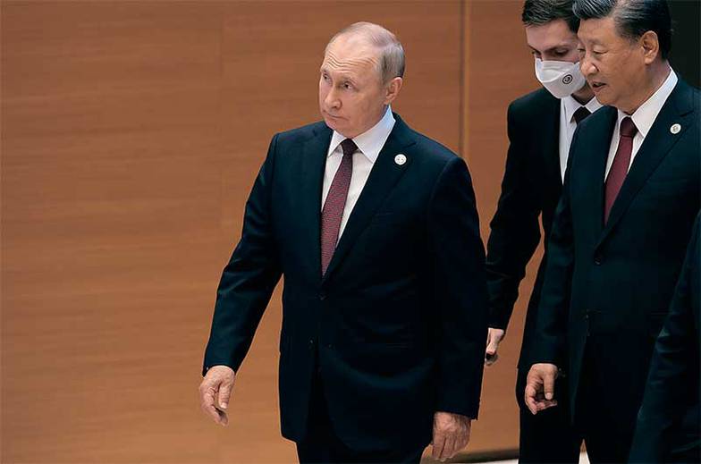 СЕРГЕЙ БОБЫЛЕВ/ТАСС Президент РФ Владимир Путин и Председатель Китайской Народной Республики Си Цзиньпин перед началом совместного фотографирования во время саммита ШОС