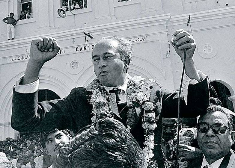 ASSOCIATED PRESS/ТАСС «Если Индия построит ядерную бомбу, мы будем есть траву и листья, будем голодать, но и сами заполучим бомбу себе. У нас нет другого выбора» — это заявление будущего премьер-министра Пакистана Зульфикара Али Бхутто после очередного военного конфликта с Индией в 1965 году стало провидческим. Индия провела первое ядерное испытание в 1974 году, что заставило Пакистан активизировать свою атомную оружейную программу. Первую серию своих ядерных испытаний Пакистан провел в 1998 году