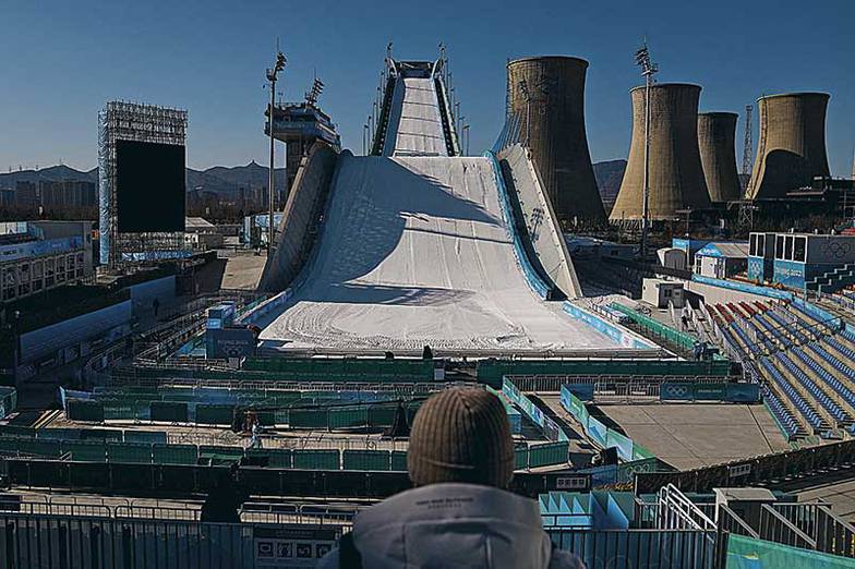 AP/TASS Уникальный трамплин «Биг-эйр Шоген» построен на крыше закрытого по экологически причинам сталелитейного завода