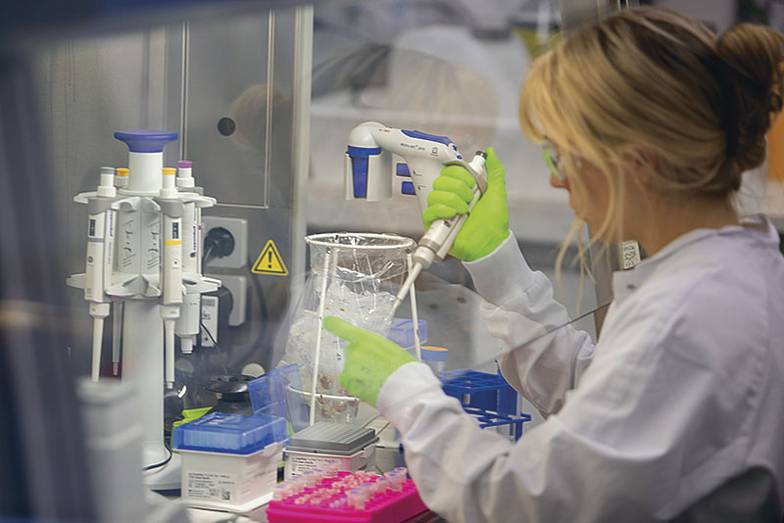 HELMUT FRICKE/DPA В научном центре BioNTech в Майнце (Германия) продолжается работа над оптимизацией мРНК-платформы для борьбы с опасными заболеваниями, такими как рак, COVID-19, малярия и туберкулез