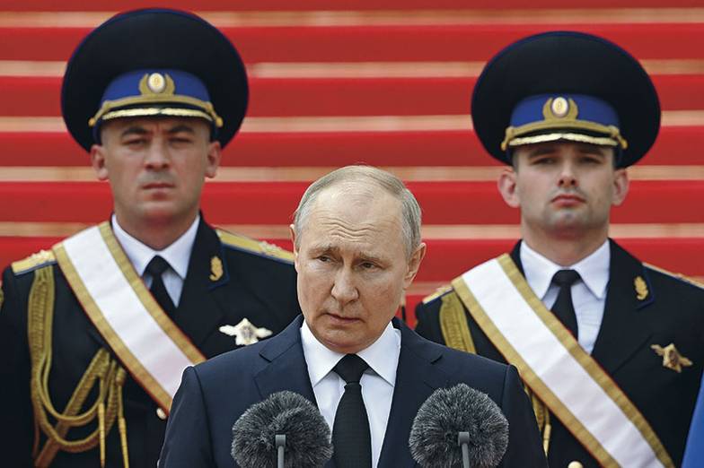 СЕРГЕЙ ГУНЕЕВ/POOL/ТАСС Президент России Владимир Путин на Соборной площади обратился к подразделениям Минобороны, Росгвардии, МВД и ФСБ, которые участвовали в пресечении попытки мятежа 24 июня, и поблагодарил их за стойкость и мужество